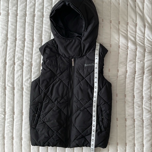 Bench Women’s Hooded Puffer Vest in Black.     Size Small - Picture 6 of 6